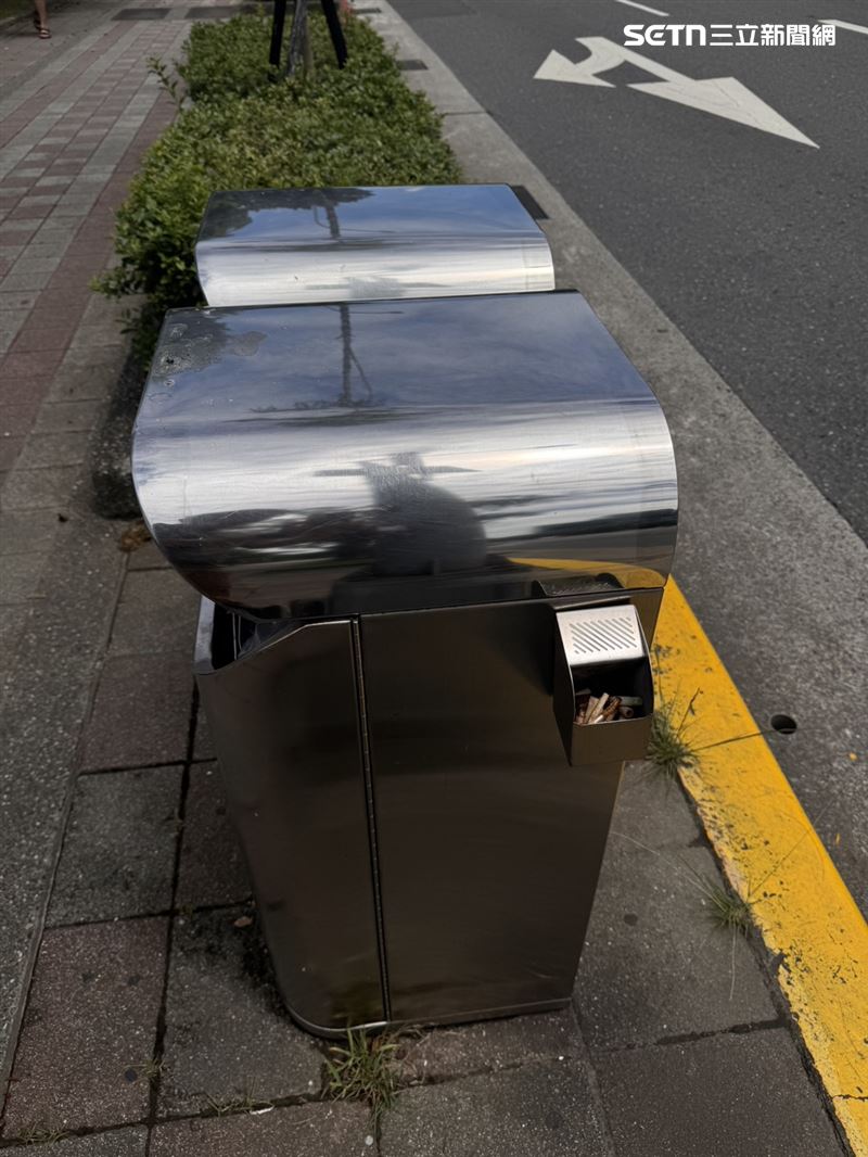 台北市街頭的垃圾桶分為一般垃圾及資源回收，一旁也設置有菸灰缸。（圖／翻攝畫面）