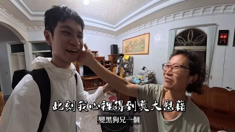 Andy老師環島回家探望媽媽。(翻攝自YouTube)