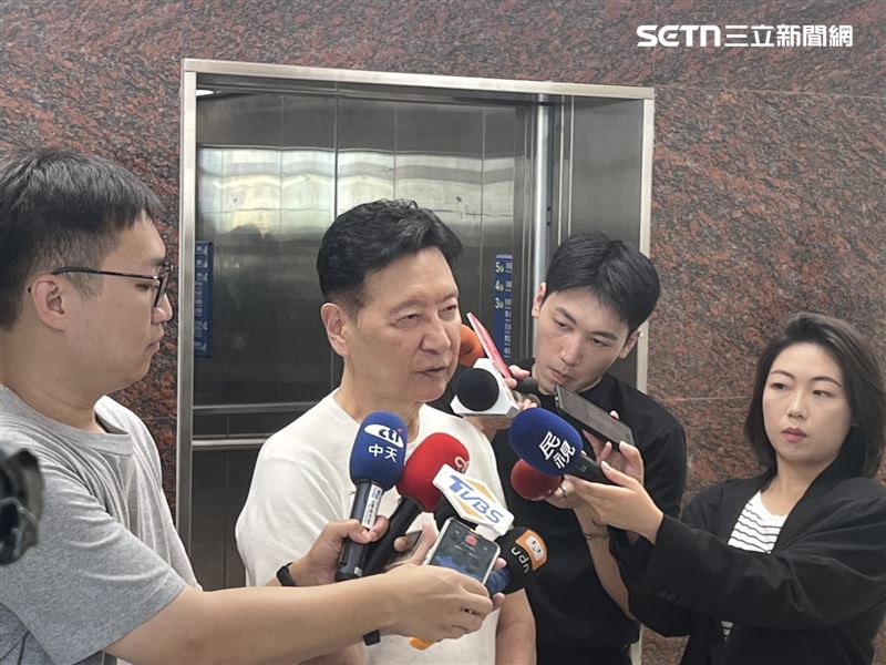 趙少康14日到淡水聲援洪孟楷,並於會前受訪。(圖/記者蘇晏男攝影)