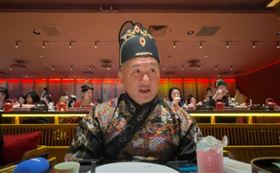 ▲館長換上王爺服體驗宮廷宴。（圖／翻攝自館長YT）