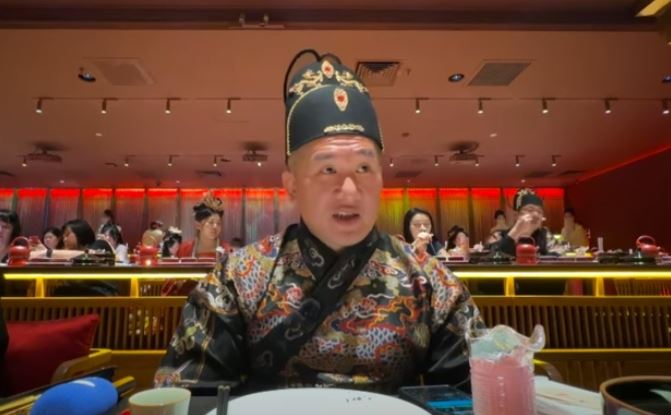 館長換上王爺服體驗宮廷宴。（圖／翻攝自館長YT）