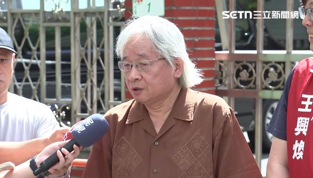 馮光遠酸,看到館長穿上王爺服,第一印象是好像公公的衣服。(圖/翻攝畫面)