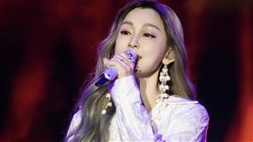 范瑋琪6日登上《歌手》節目演出，結束後走回後台時情緒潰堤，不斷掩面啜泣。（圖/翻攝自微博）