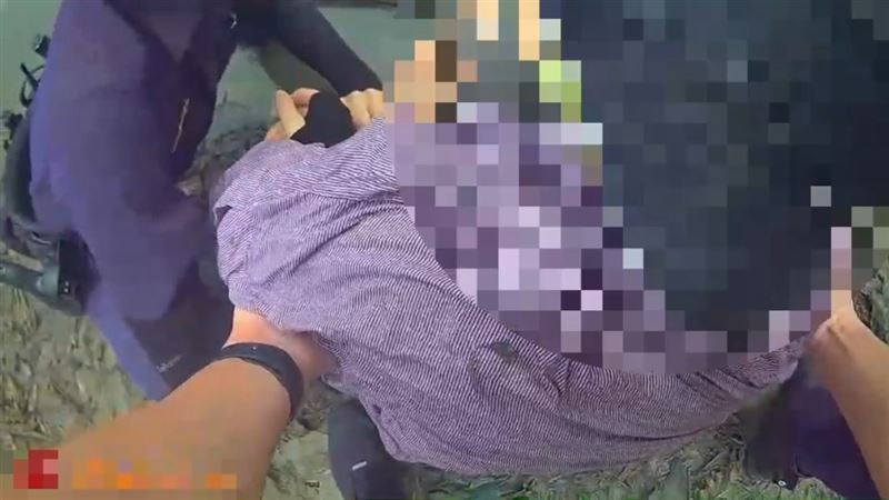 高齡老婦不慎落水,警方見狀也連忙協助將其拉出水面救回。(圖/警方提供)