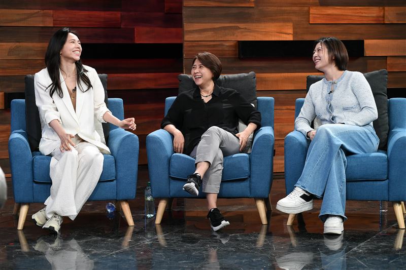 夏于喬(左起)、李亞梅、劉品言一起上節目。(圖/華視提供)
