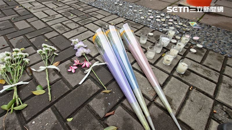 逢甲大學榕樹傾倒壓死23歲碩一生,師生擺放花束、卡片悼念。(圖/三立新聞台)