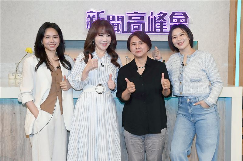 夏于喬(左起)、李亞梅(右起)、劉品言接受陳雅琳(左2)訪問。(圖/華視提供)