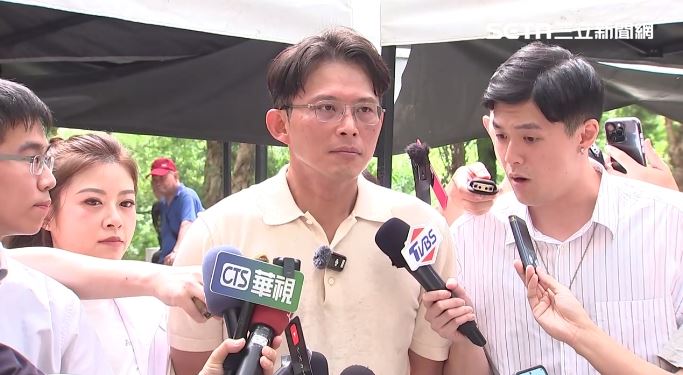 黃國昌出席「民眾加菜啦」活動受訪回應共商國是稱靜候總統府進一步安排。(圖/翻攝畫面)