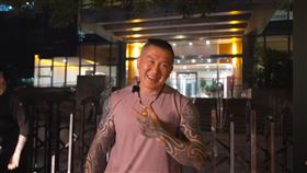 館長被不明男子鬧場。(圖／翻攝自Youtube）
