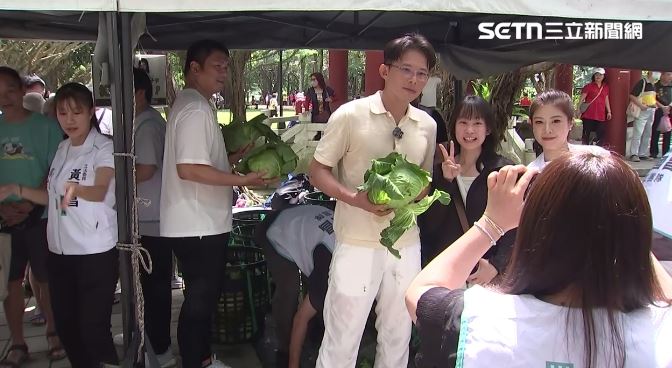 黃國昌出席「民眾加菜啦」。(圖/翻攝畫面)