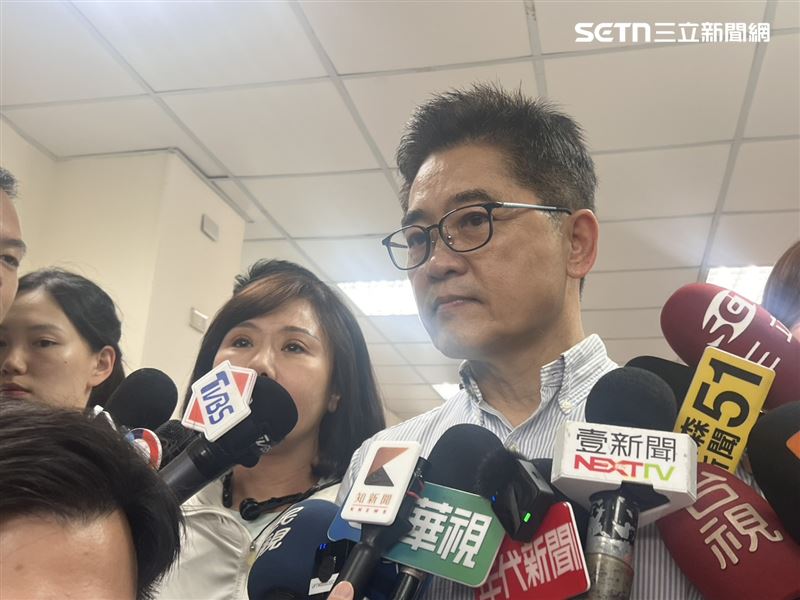 黃健庭14日替李彥秀站台並於會前受訪曝與府方通話內容。(圖/記者蘇晏男攝影)