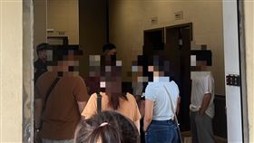 家屬悲痛抵達殯儀館，陪同檢警進行相驗。（圖／記者黃翎瑄攝）