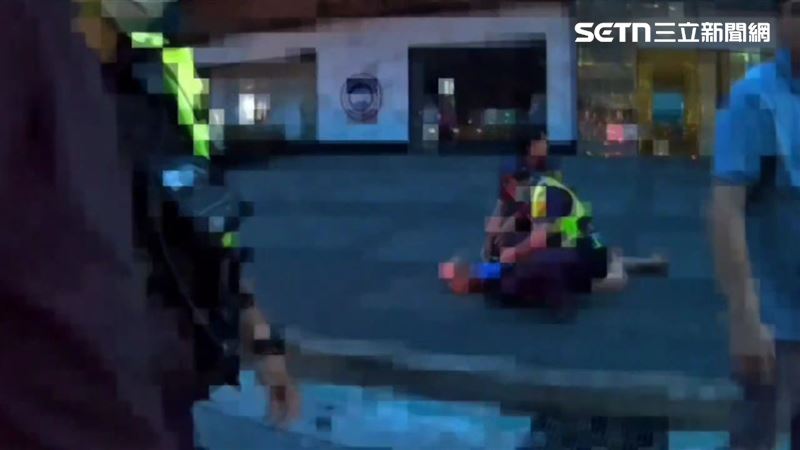 北市盧男酒後拍打計程車,與黃姓司機父子爆發口角。(圖/翻攝畫面)