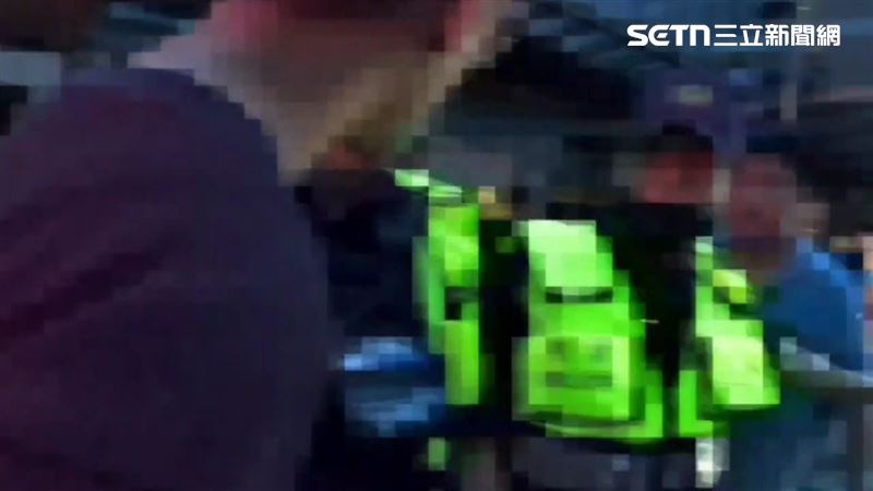 北市盧男酒後拍打計程車,與黃姓司機父子爆發口角。(圖/翻攝畫面)