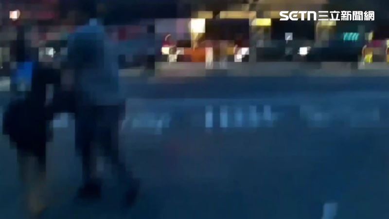 北市盧男酒後拍打計程車,與黃姓司機父子爆發口角。(圖/翻攝畫面)