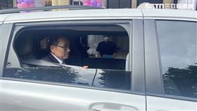 市長侯友宜離場後，自稱北大學生的男子突然衝出，試圖遞交手中的文件夾。（圖／記者黃翎瑄攝）