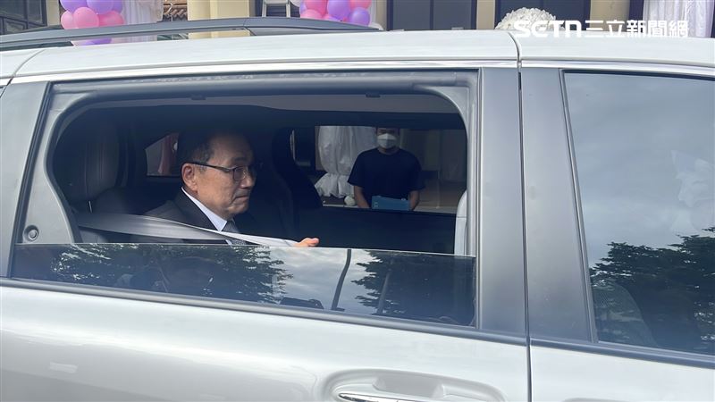市長侯友宜離場後,自稱北大學生的男子突然衝出,試圖遞交手中的文件夾。(圖/記者黃翎瑄攝)