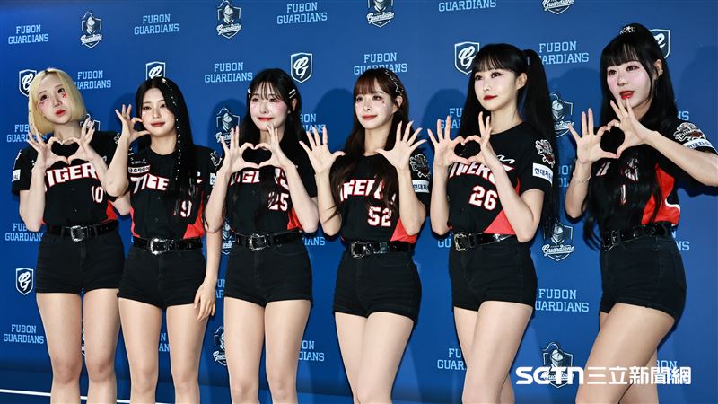 中職36年例行賽，起亞虎啦啦隊朴星垠（左起）、劉世彬、高佳彬、趙多彬、鄭嘉睿、劉世理合影。（圖／記者劉彥池攝影）