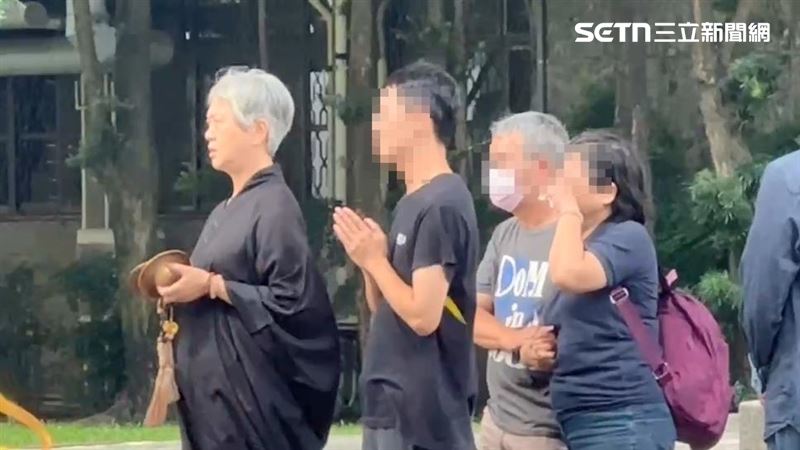 吳姓碩士生慘遭榕樹壓死,母親及女友在招魂現場情緒崩潰。(圖/翻攝畫面)