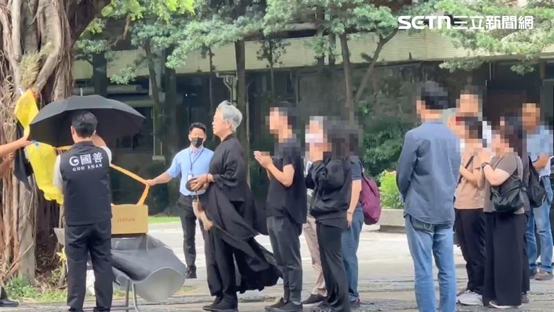 逢甲大學吳姓碩士生被校內榕樹壓死,家屬重回現場招魂。(圖/翻攝畫面)