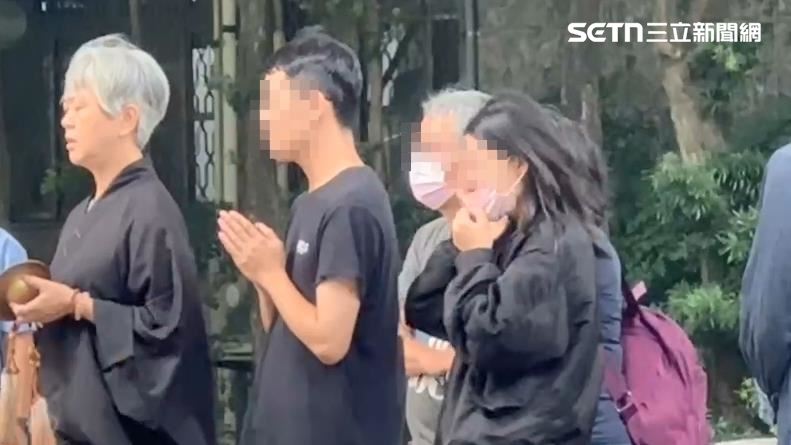 吳姓碩士生慘遭榕樹壓死,母親及女友在招魂現場情緒崩潰。(圖/翻攝畫面)