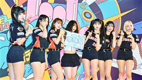 中職36年例行賽，起亞虎啦啦隊劉世理（左起）、劉世彬、趙多彬、鄭嘉睿、高佳彬、朴星垠和粉絲合影。（圖／記者劉彥池攝影）