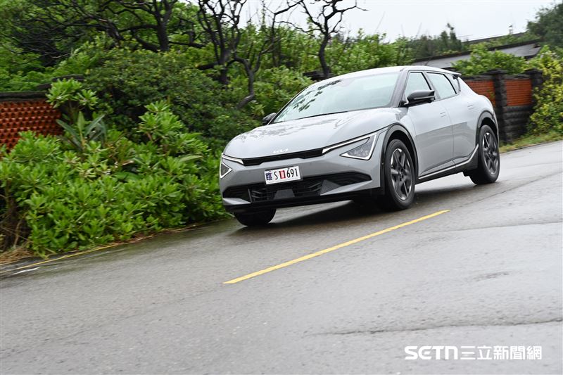 Kia EV6 Air採用的是後驅設定,229匹馬力與35.7公斤米的扭力。(記者鍾釗榛攝影)