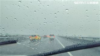 名嘴國五暴雨中開車　險遭兩大貨車夾殺