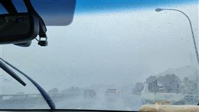 ▲下雨天開車 大雨開車 馬路。（圖／記者許雅惠攝影）