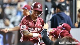 ▲中職36年例行賽，樂天桃猿右外野手林立內野滾地球造成林澤彬傳球失誤，李勛傑、余德龍都回本壘得分。（圖／記者劉彥池攝影）