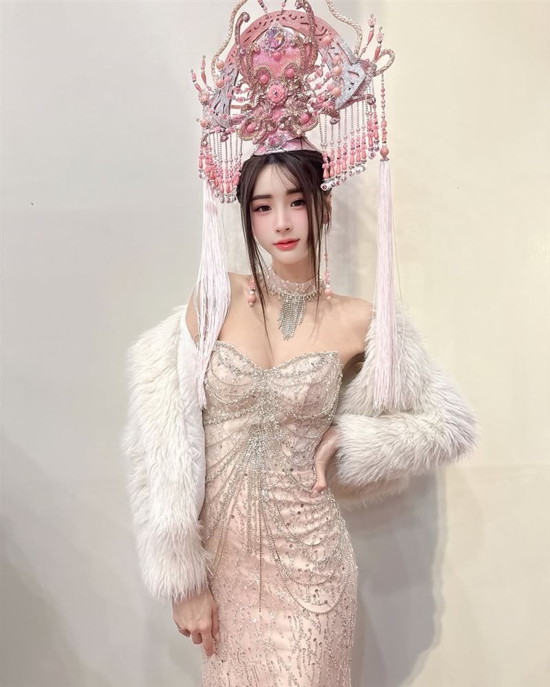 雪岑擁有175公分超模級八頭身身材比例,是粉絲心中「腿精代表」。(圖/翻攝自snowy_175cm IG)