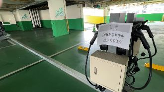 停車場陷阱！充電樁線槽害摔　市府說話了