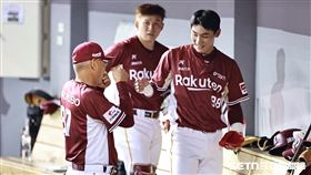 ▲中職36年例行賽，樂天桃猿左外野手陳晨威連續安打場次停在33場，總教練古久保健二和他致意。（圖／記者劉彥池攝影）