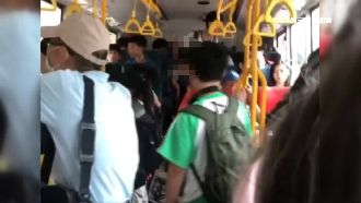 逼學生讓座「教做人」　乘客轟：道德綁架