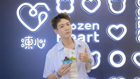 柯震東擔任冰淇淋品牌的一日店長。（圖／凍心提供）