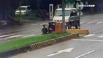 有隱情？騎士遭廂型車撞飛　竟求別報警