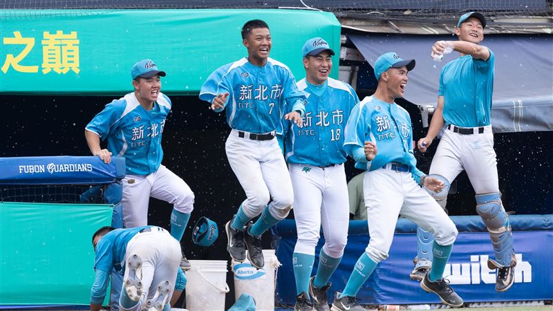 新北市開局就陷入大比分落後,一度追平可惜仍收下亞軍。(圖/中華棒協提供)