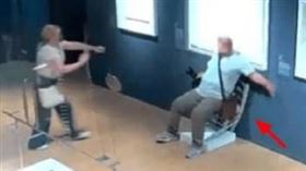 國外一對男女參觀義大利馬費宮博物館，男子偷坐上由千顆水晶打造的藝術品合照卻害椅腳斷裂，全被監視器拍下；而男子拔腿就跑的行為，也遭館方怒斥。（圖／翻攝自Instagram／palazzomaffeiverona）
