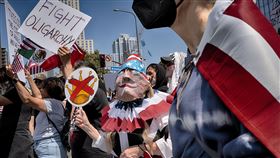 ▲洛杉磯市中心數萬人上街，響應「無王日」（No Kings Day）示威，抗議美國總統川普。（圖／美聯社／達志影像）