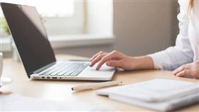 OL職場挨罵，1個月後變「僵直木頭人」不吃不喝。（示意圖／PIXABAY）

