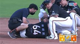 統一獅林靖凱9局上一次守備後突然痛苦倒地不起。（圖／擷取自CPBLTV）