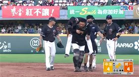 統一獅林靖凱最後被工作人員揹下場。（圖／擷取自CPBLTV）