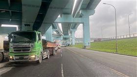 護理師騎車上班途中，不慎遭一旁的曳引車當場撞亡。（圖／翻攝畫面）