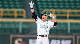 ▲「台鋼大王」王柏融在6局下敲出關鍵二壘安打，幫助球隊以3：1拿下勝利。（圖／翻攝自王柏融臉書）