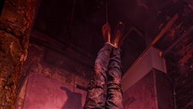 ▲倒吊感染者。（圖／索尼影業提供） 