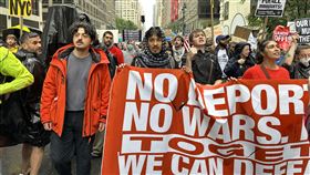 紐約反川普無王日示威美國紐約地區有20多處舉行抗議總統川普的「無王日」示威活動，支持巴勒斯坦的反戰團體參與遊行。中央社記者廖漢原紐約攝  114年6月15日