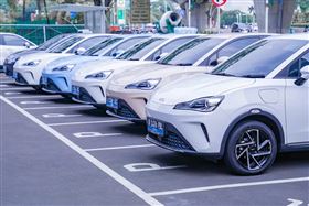 中國電動車銷售冠軍破產  員工包抄董事長（圖／中國哪吒汽車官網）