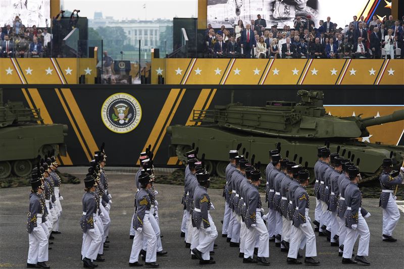 美國陸軍舉行閱兵式,秀出大批軍武。(圖/美聯社/達志影像)