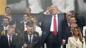 ▲美國總統川普在閱兵現場向軍隊敬禮。（圖／美聯社／達志影像）