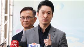 蔣萬安接受媒體聯訪台北市長蔣萬安（前）15日上午前往大安高工出席台北市各級學校113學年度畢業生市長獎頒獎典禮，會前接受媒體聯訪，回應時事議題。中央社記者謝佳璋攝  114年6月15日